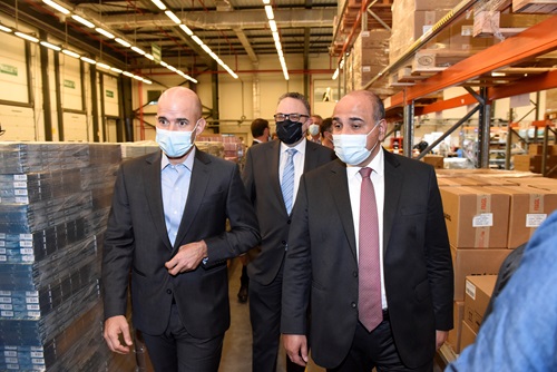 Juan Farinati, Juan Manzur y Matías Kulfas caminando por la planta de Bayer en Pilar