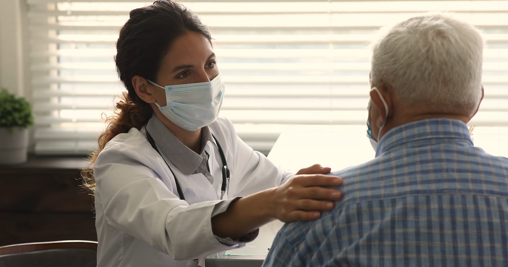 Doctora atiende a paciente en su consultorio