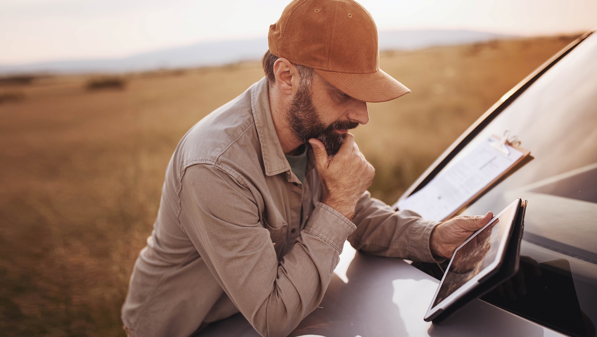 Productor trabaja en la agricultura junto a la tecnología