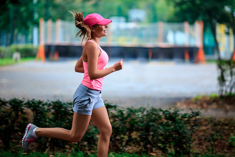 Woman_running_in_a_park